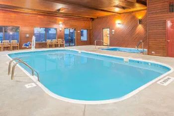 Hotel with Pool in Granite City IL